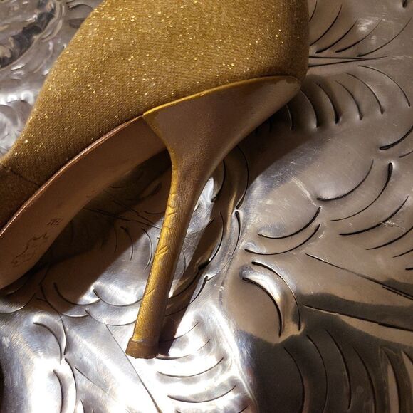 Guess heels with leather bottoms ,heels have some slight imperfections,size7&1/2 - Picture 6 of 9